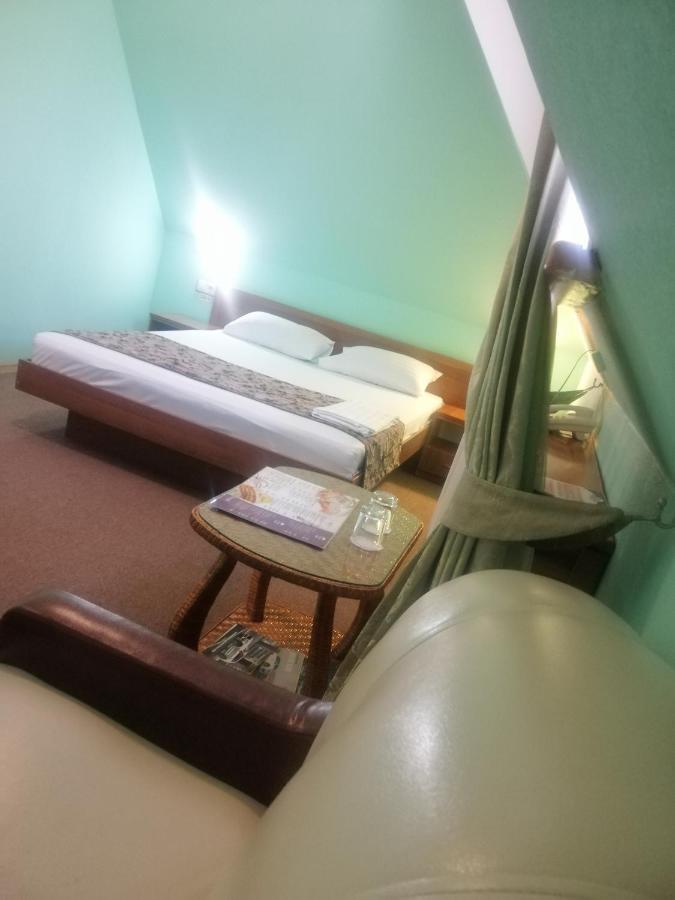 Gostiniy Dvor Non-Stop Hotel Херсон Екстериор снимка