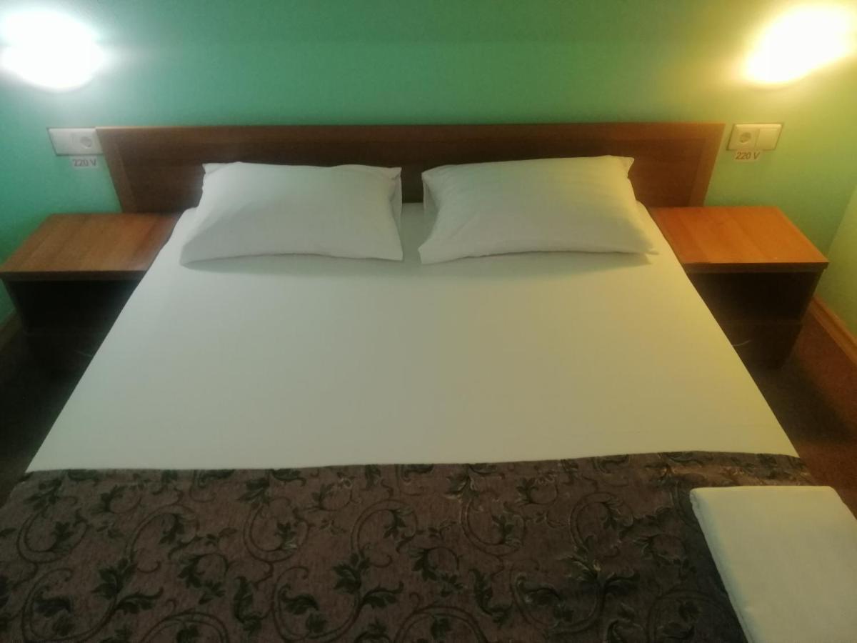 Gostiniy Dvor Non-Stop Hotel Херсон Екстериор снимка