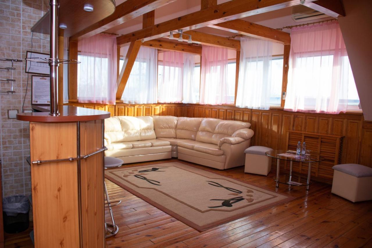 Gostiniy Dvor Non-Stop Hotel Херсон Екстериор снимка