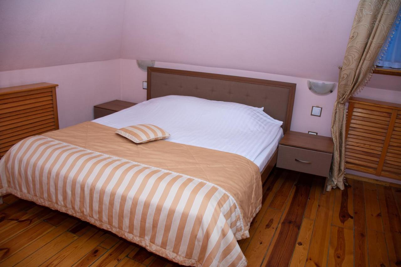 Gostiniy Dvor Non-Stop Hotel Херсон Екстериор снимка