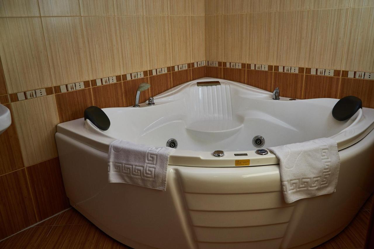 Gostiniy Dvor Non-Stop Hotel Херсон Екстериор снимка