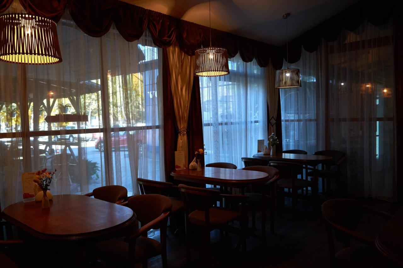 Gostiniy Dvor Non-Stop Hotel Херсон Екстериор снимка